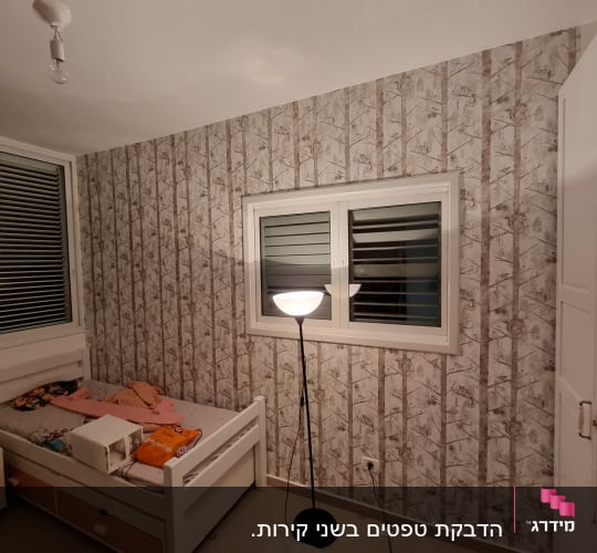 טפט עם דוגמת עצים על קיר חדר שינה